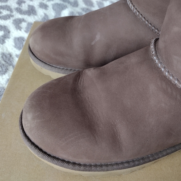 UGG Classic Short Leather Boots - Picture 4 of 7